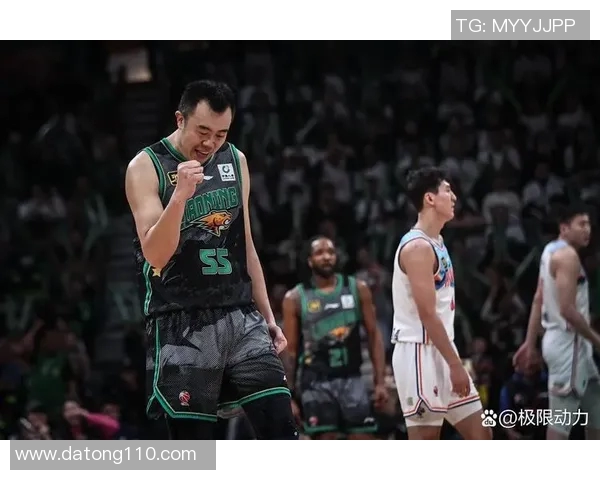 CBA新疆队与广州队激战成焦点比分悬念引发球迷热议 CBA新疆队与广州队激战成焦点比分悬念引发球迷热议