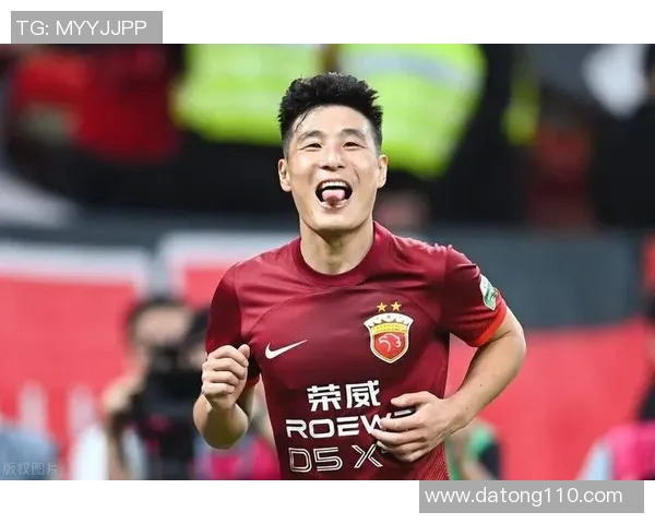 裁判员幽默恶搞足球明星瞬间引发球迷热议与欢笑