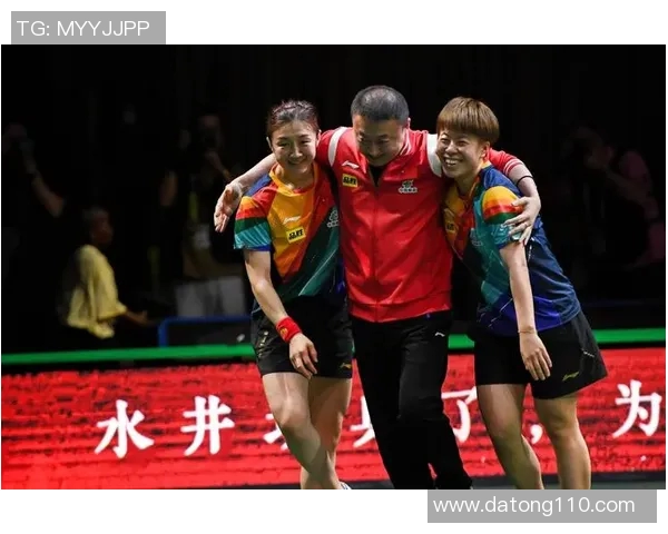 足球明星与球迷亲密合照引发热议展现球迷文化与偶像互动新风潮 足球明星与球迷亲密合照引发热议展现球迷文化与偶像互动新风潮